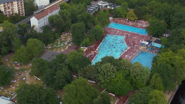 Vollgepackt Über Überfülltem Freibad Prinzenbad Stadt Berlin Deutschland Sommertag 2023 — Stockvideo
