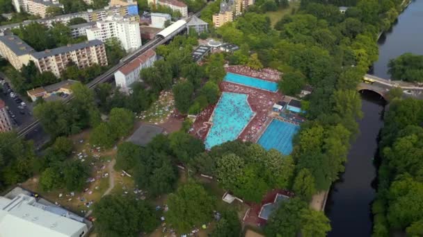 Baleno Nad Přeplněným Veřejným Bazénem Prinzenbad Město Berlín Německo Letní — Stock video