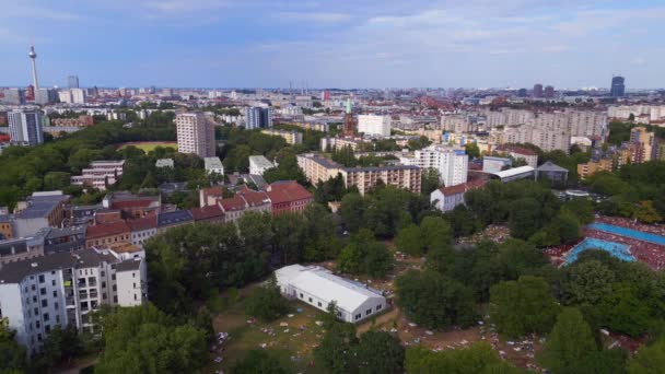Embalado Piscina Pública Concurrida Prinzenbad Ciudad Berlín Alemania Día Verano — Vídeo de stock