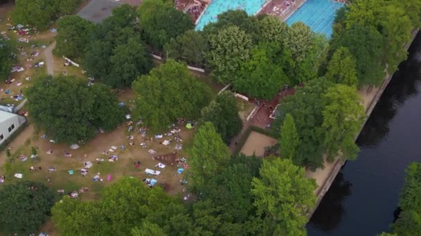 参考译文 2012年夏季 德国柏林 普林森巴德市 挤满了拥挤的公众游泳池 — 图库视频影像