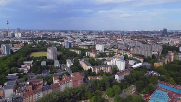 Zapakowane Nad Zatłoczonym Publicznym Basenem Prinzenbad Miasto Berlin Niemcy Letni — Wideo stockowe