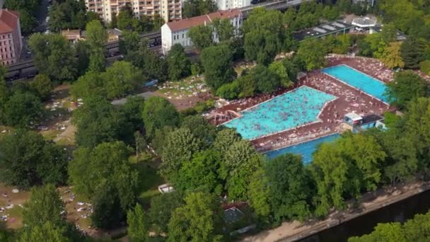 베를린 수영장 Prinzenbad 2023 여름을 보냈다 — 비디오