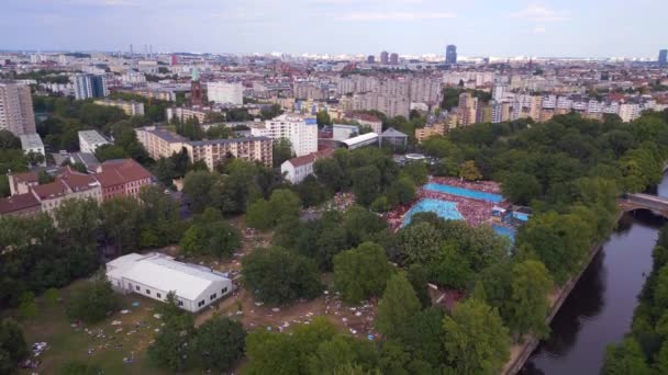 Overvol Openbaar Zwembad Prinzenbad Stad Berlijn Duitsland Zomer 2023 Opstijgend — Stockvideo
