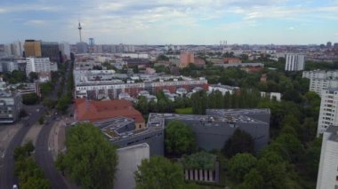 Yahudi Müzesi şehri Berlin Libeskind Binası, Almanya Yaz Günü 2023 Panorama İHA 4K Sinema Genel Görünümü.