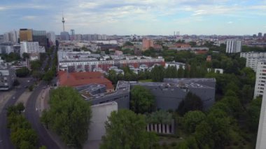 Yahudi Müzesi şehri Berlin Libeskind Binası, Almanya Yaz Günü 2023 uçuş üstü insansız hava aracı 4K Sineması.