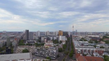 Şehir Berlin Binası, Almanya Yaz Günü 2023. patlama sağ İHA 4K sinemasına kayıyor.