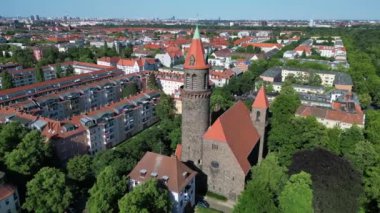 Çan kulesi Lukas kilise kenti Berlin Steglitz, Almanya Yaz günü 2023 Hız rampası Hiperlapse hareketli zaman aşımı 4K Sineması.