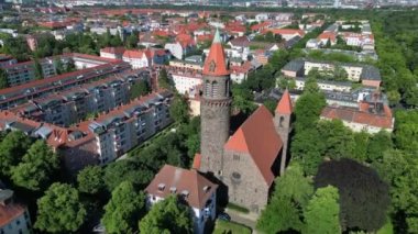 Çan kulesi Lukas kilise şehri Berlin Steglitz, Almanya Yaz Günü 2023 İHA 4K Cinematic.