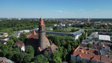 Çan kulesi Lukas kilise kenti Berlin Steglitz, Almanya Yaz günü 2023 Hız rampası Hiperlapse hareketli zaman aşımı 4K Sineması.