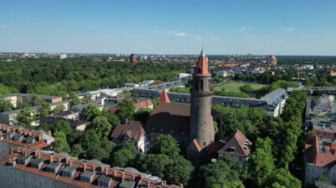 Çan kulesi Lukas kilise şehri Berlin Steglitz, Almanya Yaz Günü 2023 sağ İHA 4K sinemasına kayıyor..