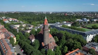 Çan kulesi Lukas kilise şehri Berlin Steglitz, Almanya Yaz Günü 2023 Panorama yörünge dronu 4K.