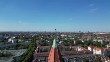 Çan kulesi Lukas kilise şehri Berlin Steglitz, Almanya Yaz Günü 2023 Ters İHA 4K Sinema.
