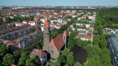 Çan kulesi Lukas kilise kenti Berlin Steglitz, Almanya Yaz Günü 2023. Geniş yörünge görüntüleme insansız hava aracı 4K.