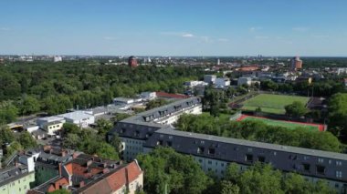 Çan kulesi Lukas kilise kenti Berlin Steglitz, Almanya Yaz Günü 2023. Hava aracı 4K 'yı çok yakından geçti..