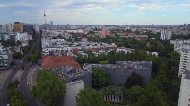 2012年夏季 德国柏林自由大楼 全景概览无人驾驶4K电影 — 图库视频影像
