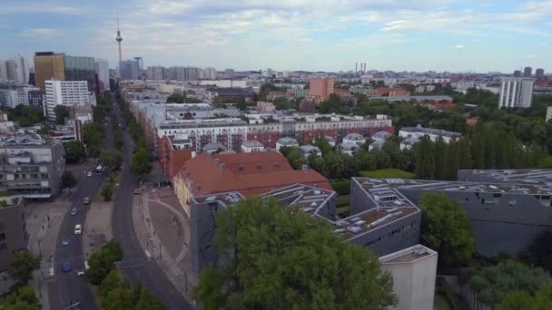 2012年夏季 德国柏林自由大楼 下降无人驾驶4K电影 — 图库视频影像