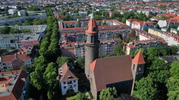 Campanario Ladrillo Lukas Iglesia Ciudad Berlín Steglitz Alemania Día Verano — Vídeo de stock