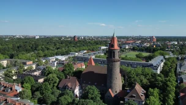 Voetbalveld Sportveld Bell Toren Baksteen Lukas Kerk Stad Berlijn Steglitz — Stockvideo