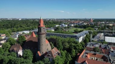 Çan kulesi Lukas kilise kenti Berlin Steglitz, Almanya Yaz Günü 2023. Hava aracı 4K 'yı çok yakından geçti..