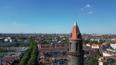 Çan kulesi Lukas kilise şehri Berlin Steglitz, Almanya Yaz Günü 2023 İHA 4K Cinematic.