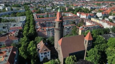 Çan kulesi Lukas kilise kenti Berlin Steglitz, Almanya Yaz Günü 2023. Geniş yörünge görüntüleme insansız hava aracı 4K.