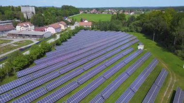 Çek Cumhuriyeti 'nin Chlum köyündeki güneş enerjisi fabrikası. Yaz 2023. İnsansız hava aracı 4K' ya yükseliyor..