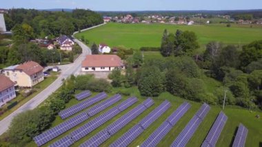 Çek Cumhuriyeti 'nin Chlum köyündeki güneş enerjisi fabrikası 2023 Hız rampası Hiperlapse hareketli zaman aşımı 4K Sineması.