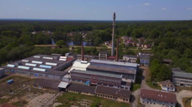 Çek Cumhuriyeti 'nin Chlum köyündeki güneş enerjisi fabrikası 2023 yılı. İHA 4K sinemasını ters uçur..