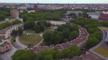 Getto Binası Mehringplatz şehri Berlin, Almanya Yaz Günü 2023 İHA 4K Sinema İHA 'sı yükseliyor.