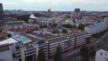 Getto Binası Mehringplatz şehri Berlin, Almanya Yaz Günü 2023. İHA 4K Sinema ters uçuşu.