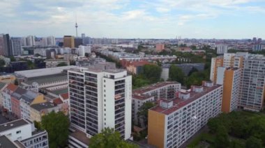 Getto Binası Mehringplatz şehri Berlin, Almanya Yaz Günü 2023 Panorama İnsansız Hava Aracı 4K.