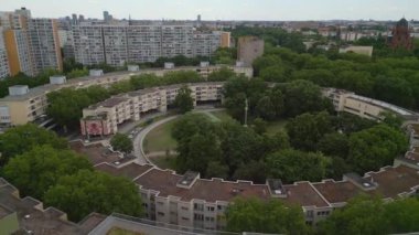 Getto Binası Mehringplatz şehri Berlin, Almanya Yaz Günü 2023 uçuş üstü insansız hava aracı 4K.