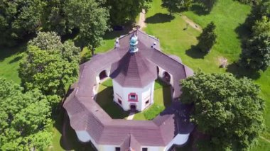 Krumlov Çek Cumhuriyeti Yaz 2023, Dağ Tepesi 'ndeki Şapel Yuvarlak Uçağı 4K Sinema Aracı' nı ters çevir..