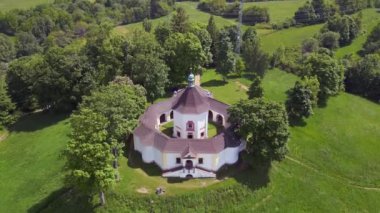 Dağ tepesindeki Yuvarlak Şapel, Krumlov Çek Cumhuriyeti Yaz 2023 Panorama İHA 4K Sinema Genel Görünümü.