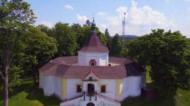 Dağ Tepesi 'ndeki Yuvarlak Şapel, Krumlov Çek Cumhuriyeti Yazı 2023 İHA 4K' dan yükseliyor..