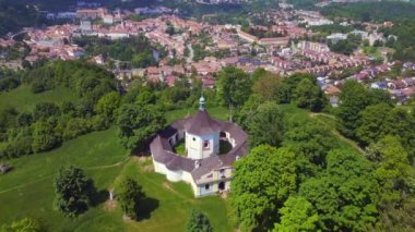 Dağ tepesindeki Yuvarlak Şapel, Krumlov Çek Cumhuriyeti Yaz 2023 İHA 'sı 4K sinemasının üstünde..