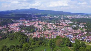 Dağ Tepesi 'ndeki Yuvarlak Şapel, Krumlov Çek Cumhuriyeti Yazı 2023 İHA 4K Sinema Salonu' na doğru eğildi.