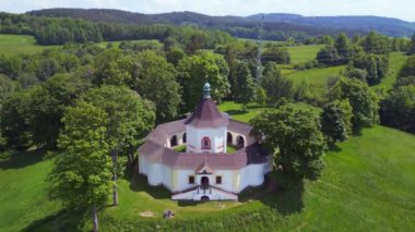 Dağ tepesindeki Yuvarlak Şapel, Krumlov Çek Cumhuriyeti Yaz 2023 Panorama İHA 4K Sinema Genel Görünümü.