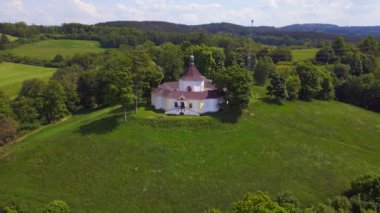 Krumlov Çek Cumhuriyeti Yaz 2023, Dağ Tepesi 'ndeki Şapel Yuvarlak Uçağı 4K Sinema Aracı' nı ters çevir..