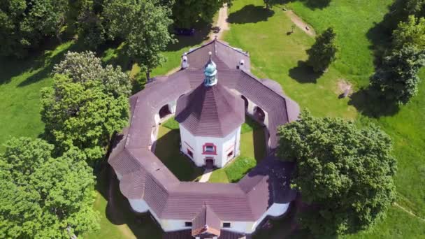 Okrągła Kaplica Wzgórzu Górskim Krumlov Czechy Lato 2023 Dron Góry — Wideo stockowe