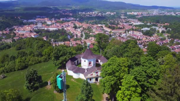Capela Redonda Montanha Krumlov República Checa Verão 2023 Panorama Visão — Vídeo de Stock