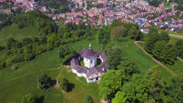 Capela Redonda Montanha Krumlov República Checa Verão 2023 Panorama Visão — Vídeo de Stock
