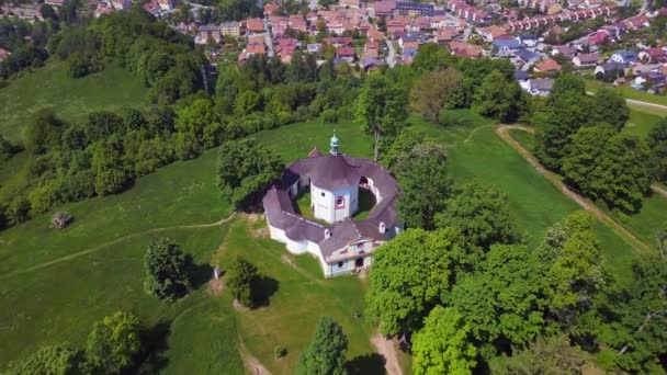 Krumlov捷克共和国夏季 山顶上的圆形礼拜堂 俯仰无人驾驶4K电影院 — 图库视频影像