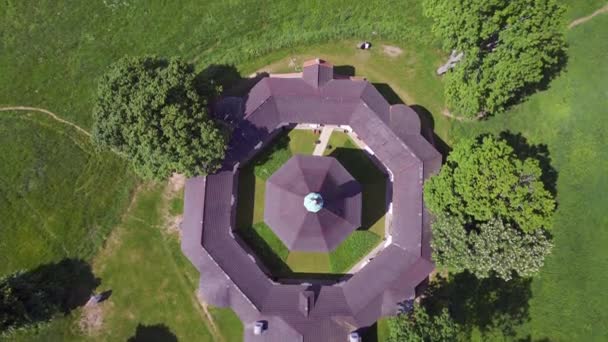 Krumlov捷克共和国夏季 山顶上的圆形礼拜堂 俯仰无人驾驶4K电影院 — 图库视频影像