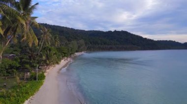 Holyday Paradise ko kut Tayland 'daki Ao Phrao Körfezi sahil lagünü 2022 yazı İHA' dan inen yüksek kalitede sinematik 4k görüntü.