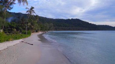 2022 yazında Holyday Paradise ko kut Tayland 'daki Ao Phrao Körfezi sahil lagünü. Sol İHA 4K görüntülerine kayan yüksek kaliteli sinematik patlama