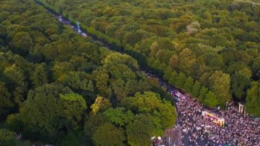 CSD Onur Yürüyüşü 2023 Berlin Yaz Akşamı Zafer Kolonu. 4K İHA sinematik görüntülerini yukarı eğ.