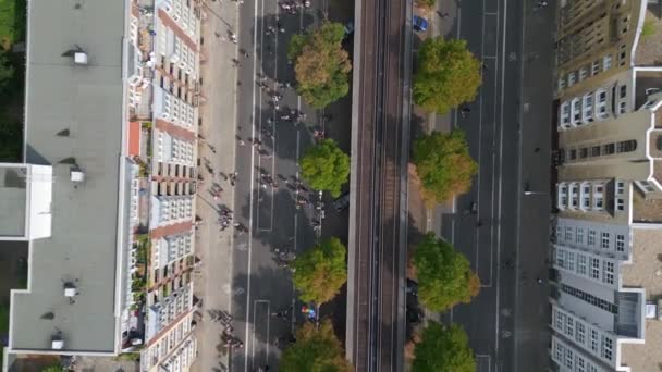 Csdプライドラブパレード 2023 ベルリン ドイツ 夏の日 縦の鳥の目視ドローン4Kシネマティック映像 — ストック動画