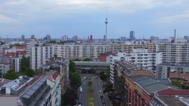 Berlin şehir banliyösü tren istasyonu Prefabrik gökdelenler bölgesi Neukoeln, Almanya Yaz günü 2023 hız rampası Hiperlapse hareketli zaman aşımı 4K sineması