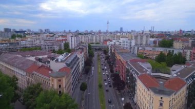 Berlin şehir banliyösü tren istasyonu Prefabrik gökdelenler bölgesi Neukoeln, Almanya Yaz günü 2023 hız rampası Hiperlapse hareketli zaman aşımı 4K sineması